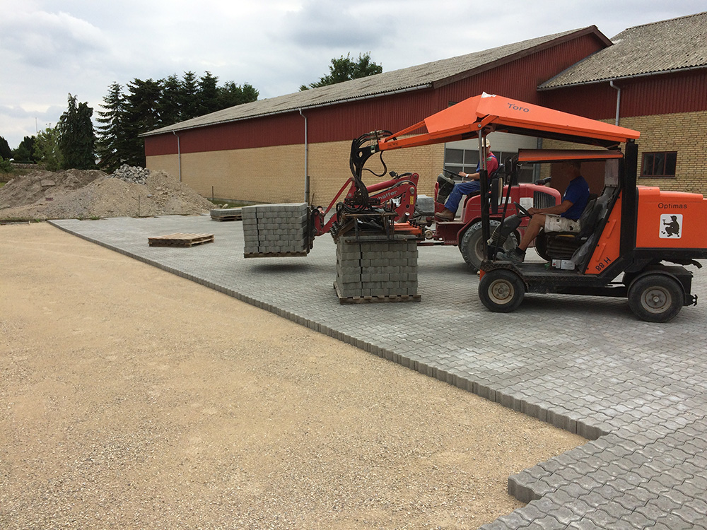 Maskinlægning på gård udført af MR Brolægning